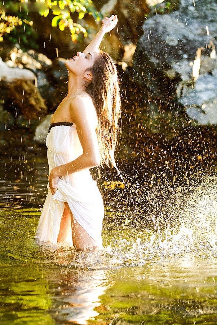 Marie Avgeropoulos in Asuncion