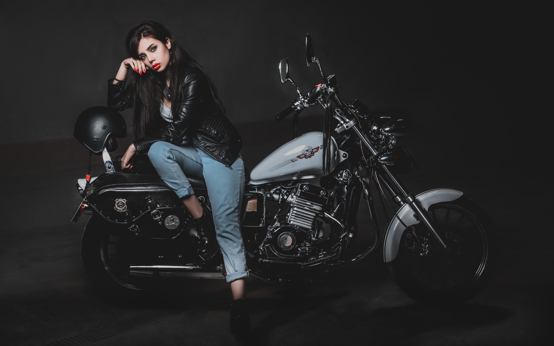 Biker girls: style and drive in Asuncion