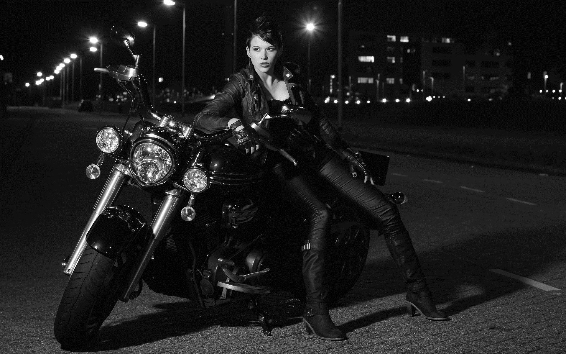 Photo Beautiful girls and motorcycles in Asuncion