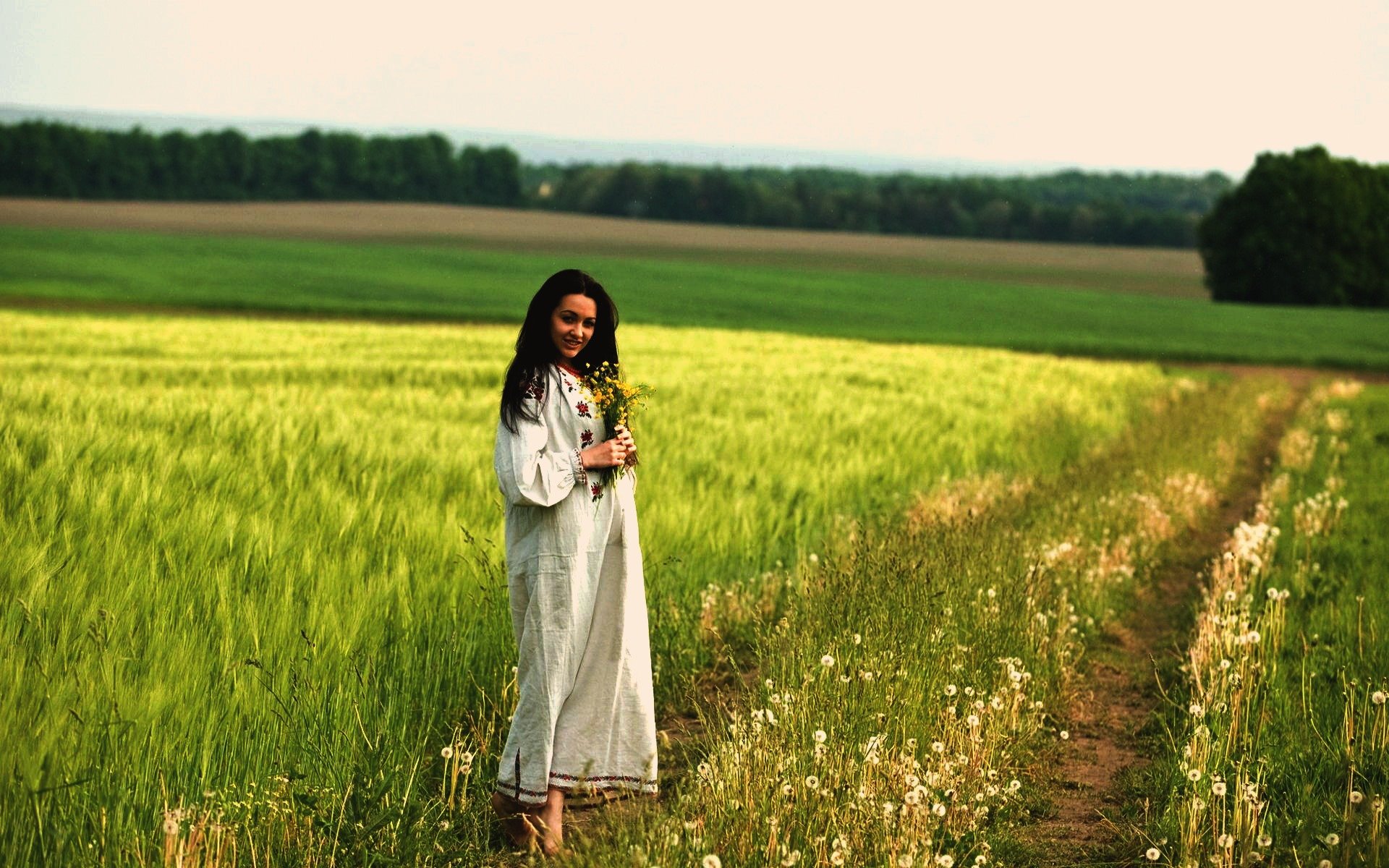 Women in Slavic costumes in Asuncion